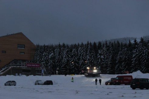 Nový stroj PistenBully 600 Park Polar odjíždí z centrálního parkoviště - Skiareál Klínovec