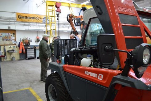 Stroj Metrac H7RX je po vyložení z kamiónu připravený na středisku Národní dálniční společnosti.