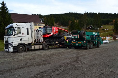 Jeřáb i servisní mechanici TopKarMoto se připravují na složení rolby.