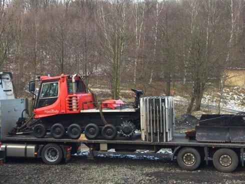 Starší PistenBully 300 s pásy, radlicí a frézou