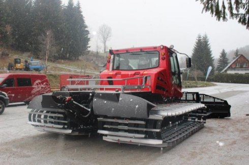 Stroj ustrojený na pásy - PistenBully 600 Park SELECT