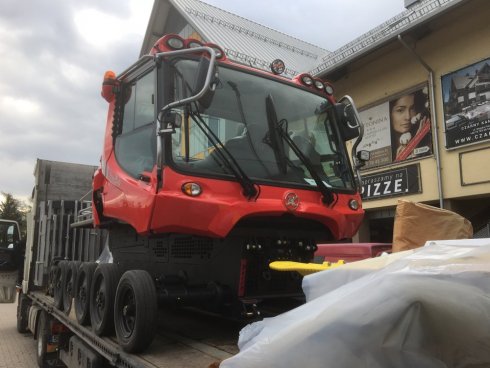 Skládání nového stroje PistenBully 400