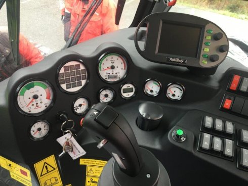 Kabina PistenBully 400 W z pohledu řidiče.