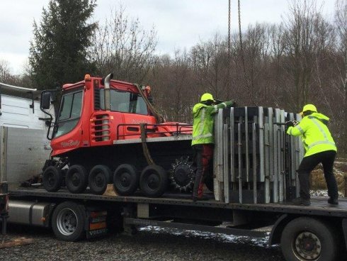 Servisní mechanici se připravují na skládání stroje PiBu 300