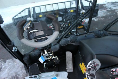 028 kabina stroje PistenBully 100 4F