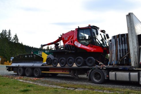 Nová PistenBully 600 W Polar právě dorazila na místo předání.