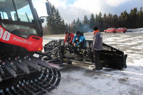 Mechanici fy TopKarMoto a Radim Šolc - montáž radlice