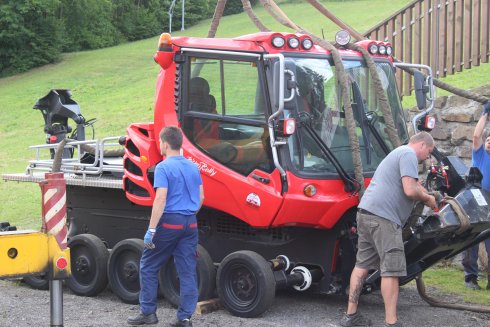 008 skládání stroje PistenBully 400 Park