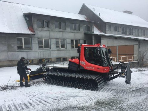 Poslední dotahování pásů na novou PistenBully 100.