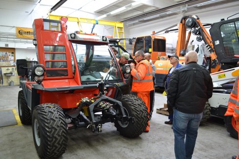 Na nového pomocníka se přišli podívat mnozí zaměstnanci NDS – řidiči a mechanici.