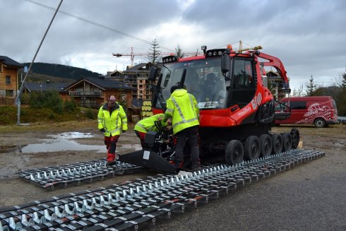 Jasná Chopok sever. Upevnění hydraulických hadic přední radlice na nové PistenBully 600.