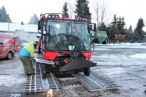 025 skládání stroje PistenBully 100 4F