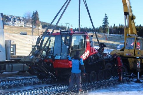 Usazování stroje do pásů - PistenBully 600 Park EU5