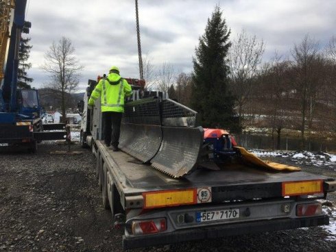 Dvanáctipolohová radlice ke stroji PistenBully 300 a multifunkční fréza