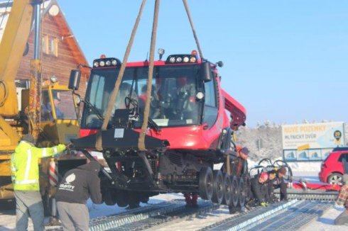 Usazování stroje PistenBully  600 W EU5 na pásy