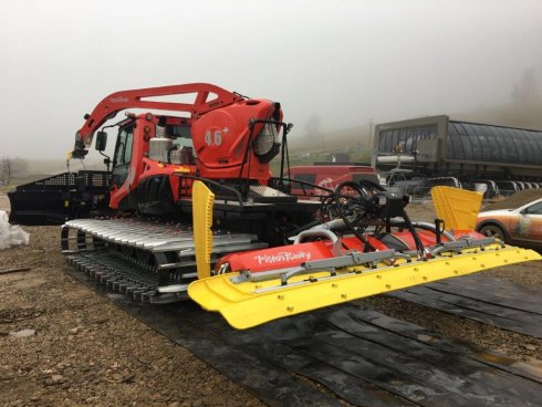 ustrojený stroj PistenBully 600 W Polar