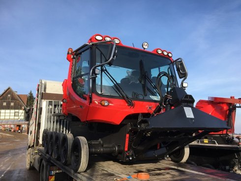 PistenBully 400 připravena k sundání.