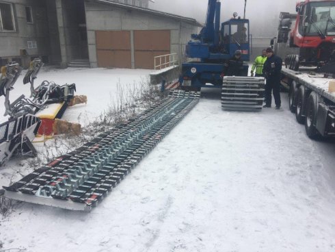 Pásy pro novou rolbu PistenBully 100 se právě připravují.