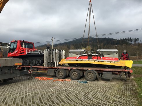 příjezd stroje PistenBully 600