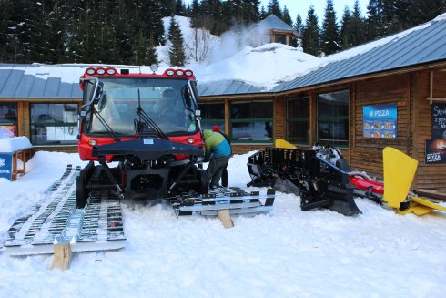 016 skládání stroje PistenBully 400 Park 4F