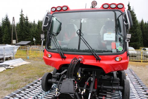 017 skládání stroje PistenBully 400