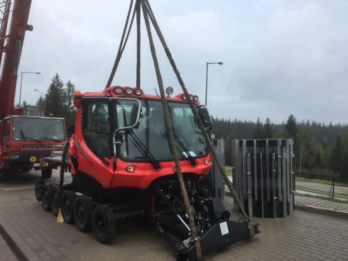 Skládání nového stroje PistenBully 400