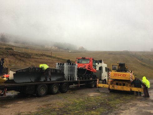 Skládání stroje PistenBully 600 na skládání