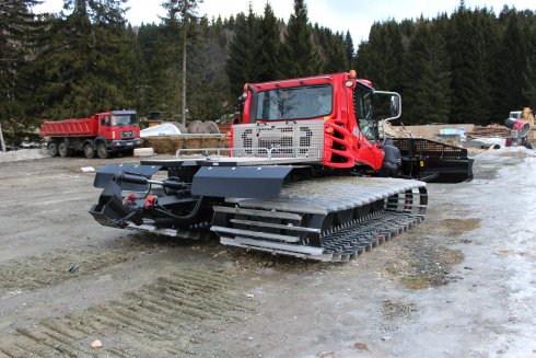 017 skládání stroje PistenBully 400