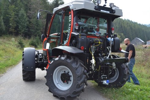 Polomer otáčania je iba 3,5 m, čo v kombinácii so štyrmi druhmi riadenia umožňuje obratnosť aj v stiesnenom priestore.