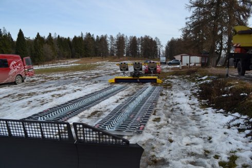 Vše je připravené na usazení rolby PistenBully 100 SCR do pásů.