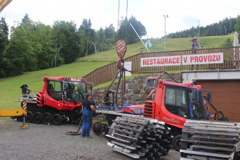 010 skládání stroje PistenBully 400 Park