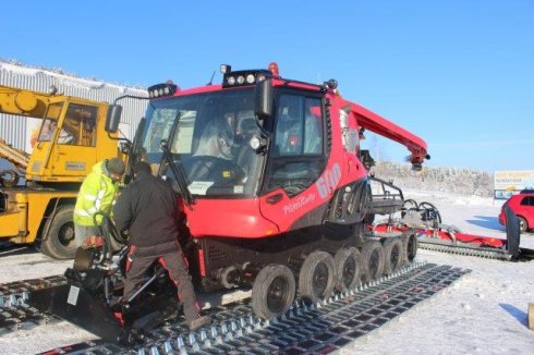 Servisní mechanici kompletují stroj PistenBully  600 W EU5