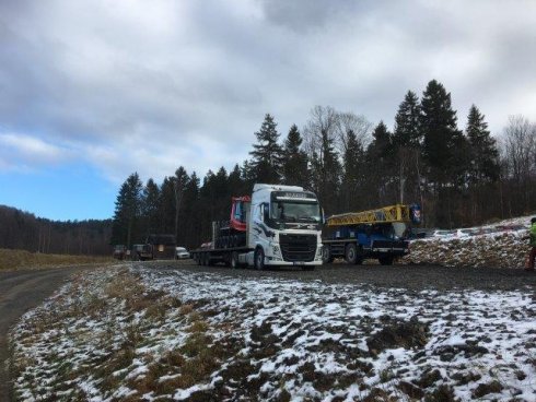 Starší stroj PistenBully 300 přijíždí do Lądek-Zdrój