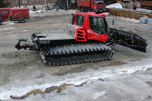 018 skládání stroje PistenBully 400