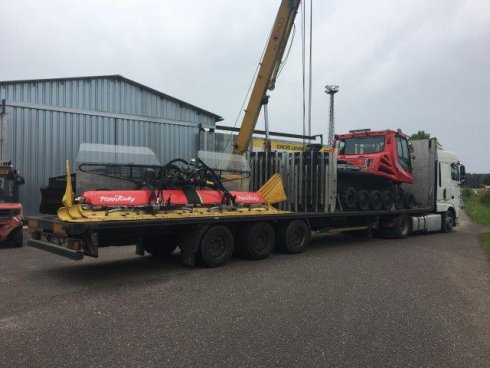 Nakládání stroje PistenBully 600 Park - převoz k zákazníkovi