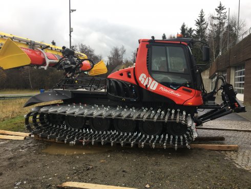 ustrojený stroj PistenBully 600 Polar