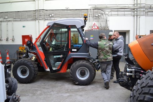 Servisní mechanik Pavol Belan při zaškolení obsluhy stroje.