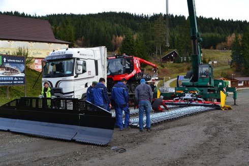 Budoucí řidiči této rolby obdivují připravené pásy a frézu a radlici.