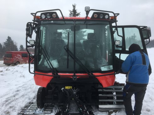 021 skládání stroje PistenBully 100 4F