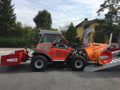 Reform Metrac H9X se sklopným kontejnerem a čelní sněhovou fréziu