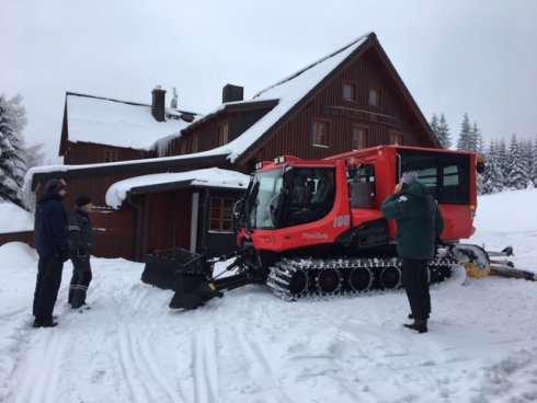 Stroj PistenBully 100 SCR - Horská chata Patejdlova bouda