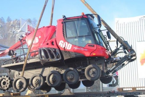 Skládání stroje PistenBully  600 W EU5 z kamionu