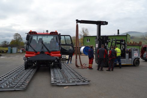 Servisní mechanici TopKarMoto SK obdivují techniku, která hravě složila PiBu 600 z podvalníku