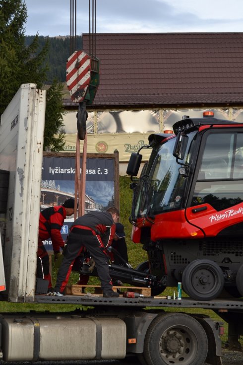 Mechanici Ivan a Robo a Zdeněk montují přední nosník radlice.