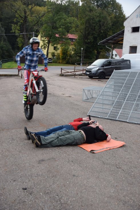 O adrenalin nebyla nouze. Martin na své motorce skákal přes některé z nás.