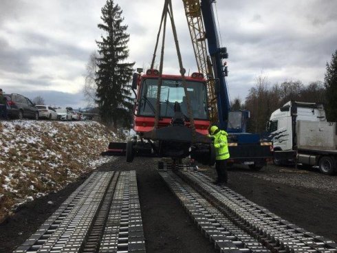 Ukládání stroje PistenBully 300 do pásů