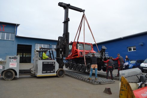 Ukládání PiBu 600 na pásy, do práce se zapojili jako naši servisní mechanici, tak i osazenstvo lyžařského střediska