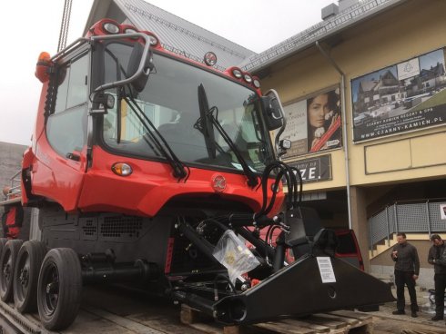 Skládání nového stroje PistenBully 400