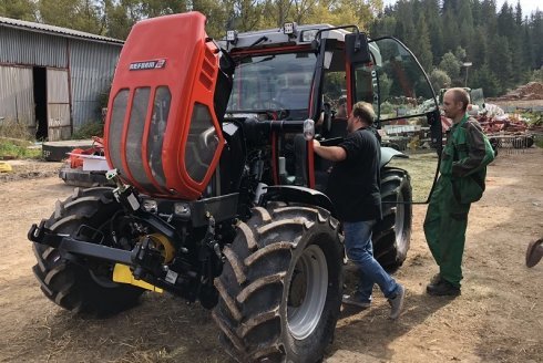 Silný a všestranný traktor určený na celoročné používanie.