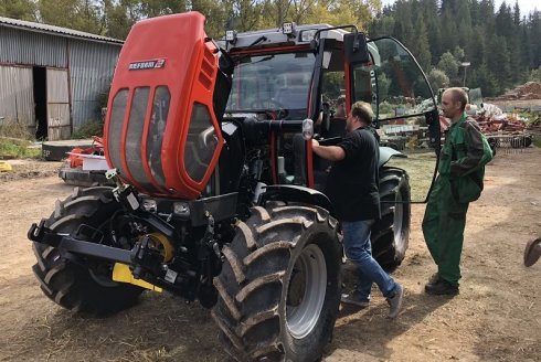 Silný a všestranný traktor určený na celoročné používanie.